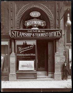 Eingang zu Normans Dampfschiff- und Touristenbüros in der 1404 Broadway nahe der 39th Street, New York, 1890-1910 von Byron Company